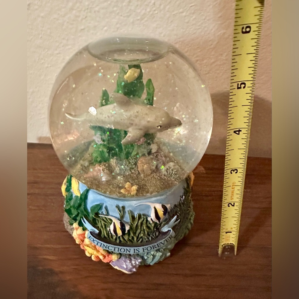 “Rare Find” 1990’s SeaWorld “Extinction Is Forever” Dolphin Musical Water Globe - Picture 4 of 6